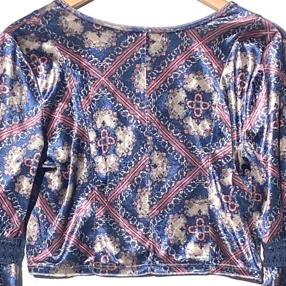 BAND OF GYPSIES Women’s Boho Velvet Printed Cropped Bell Sleeve Top size medium - Picture 5 of 5